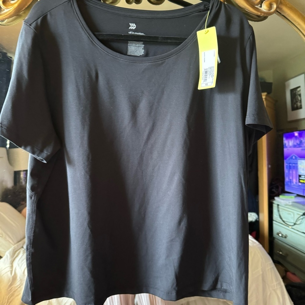 Women’s all in motion workout top size 1 x NWT